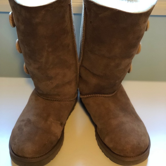 Chestnut Brown Size 7 Bailey Button UGGs - Picture 3 of 9